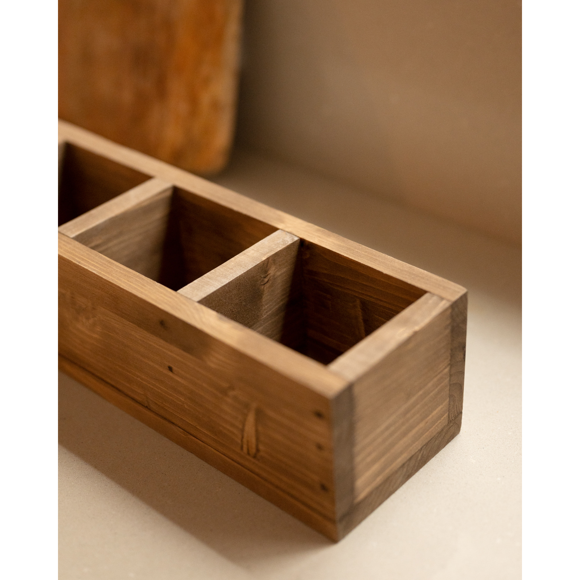 Organizador con cuatro departamentos de madera maciza tono roble oscuro de 10x40cm Alto: 10 Largo: 40 Ancho: 10