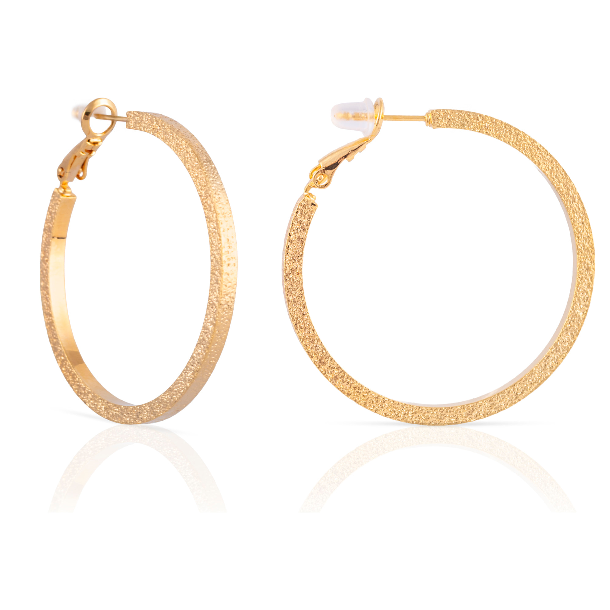Pendientes de aro plano de cobre con baño de oro auténtico y acabado brillante, 40 mm, cierre catalán de plata de ley 925 con acabado dorado electroplateado.