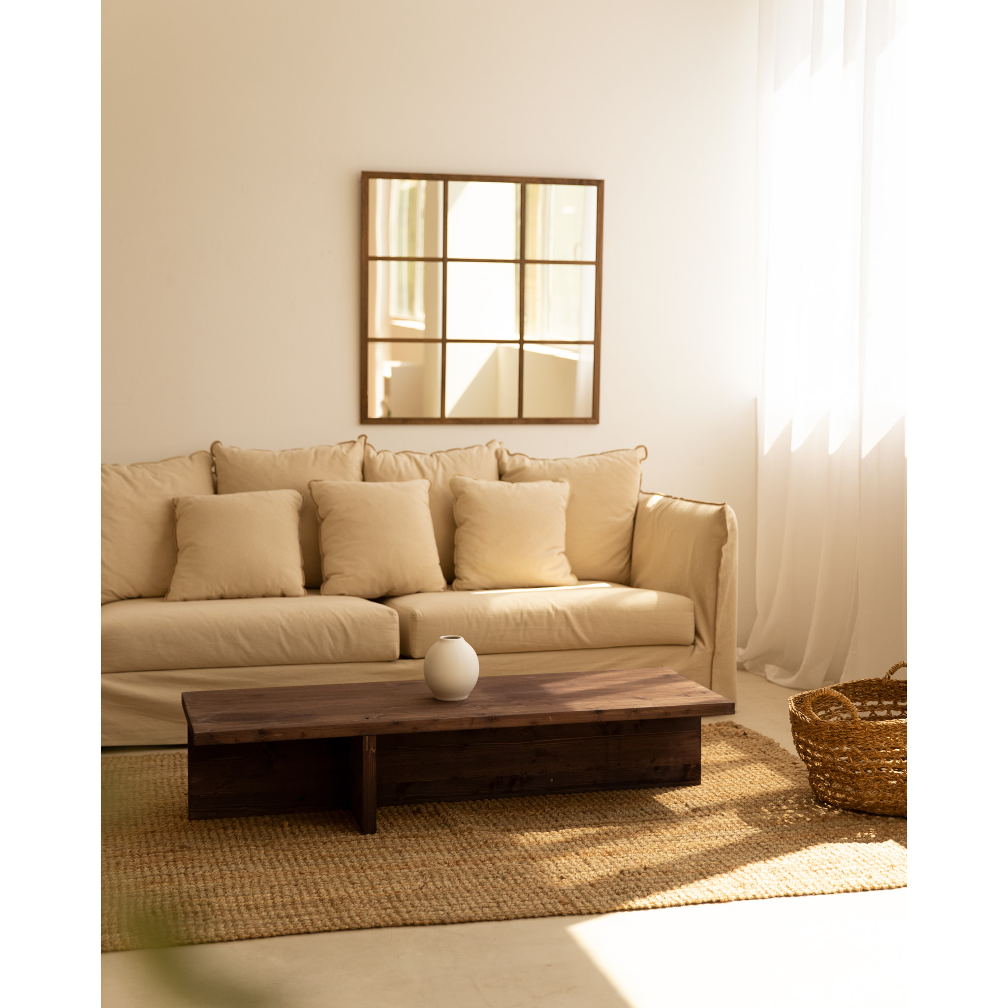 Mesa de centro de madera maciza en tono nogal de 124x27cm Alto: 27 Largo: 123.5 Ancho: 46.6