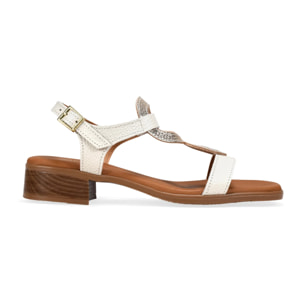Sandalias de tacón beige con cierre de hebilla