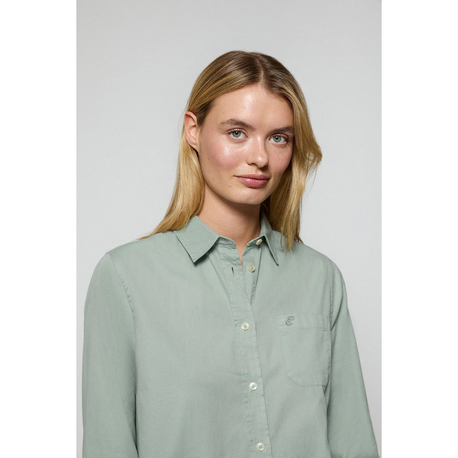 Camisa Simona verde claro con monograma bordado PC