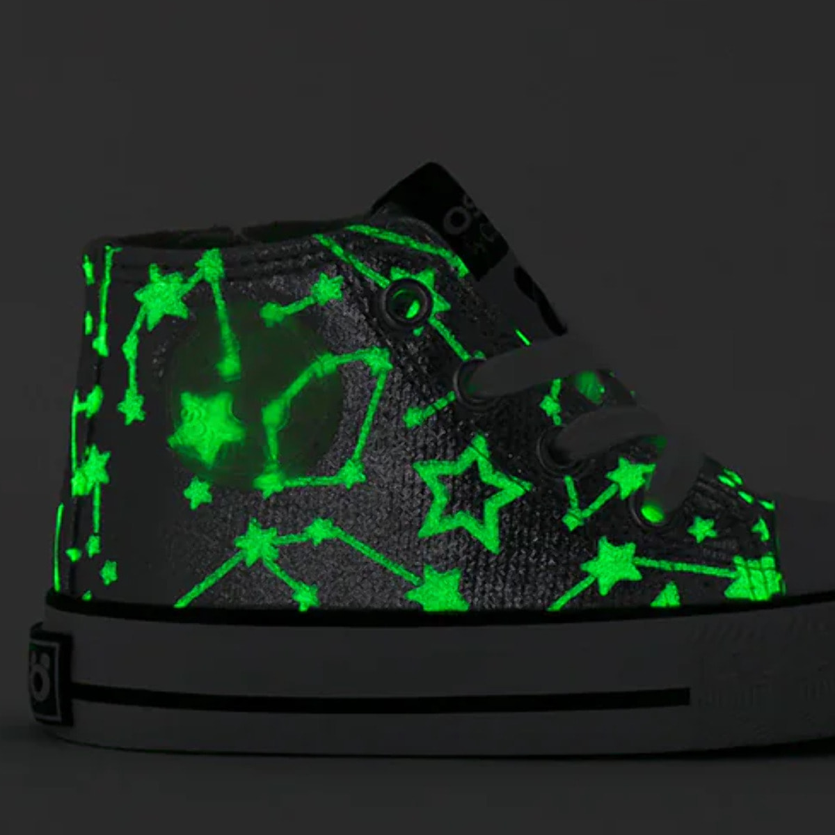 Sneakers alte per bambini con stelle argentate che si illuminano al buio