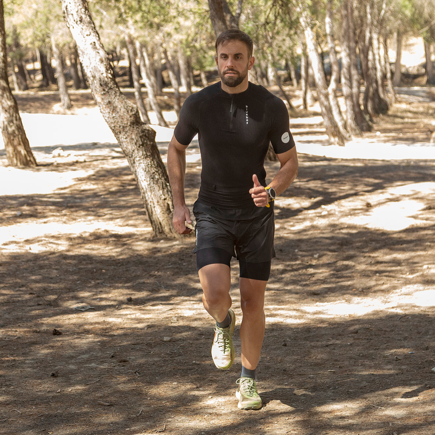 Combinación ligera de pantalones cortos y overshorts para trail running con bolsillos integrados para entrenar y competir