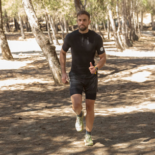 Combinación ligera de pantalones cortos y overshorts para trail running con bolsillos integrados para entrenar y competir