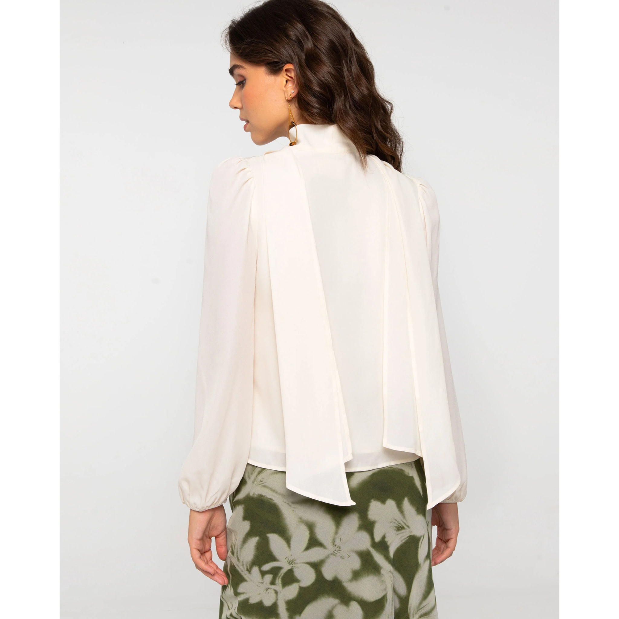 Blusa de manga larga con escote en pico y lazada multiposición