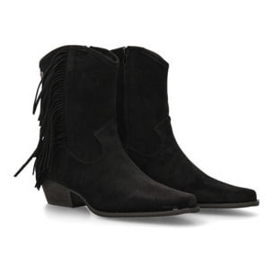 Bota campera con flecos y tacón bajo.