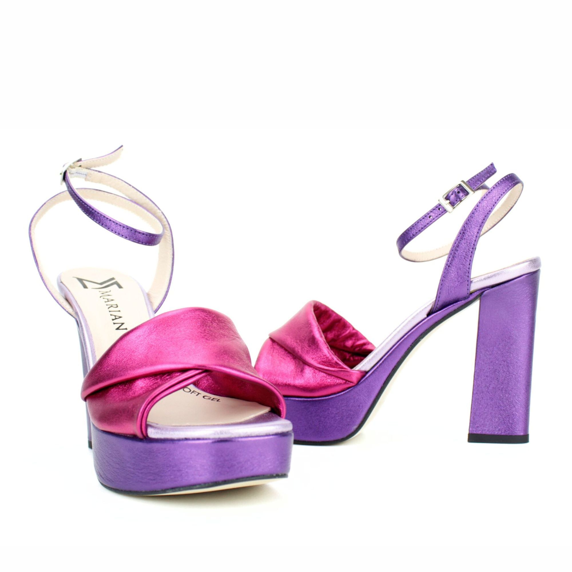 Sandalia con plataforma. Tacón 9 cm.