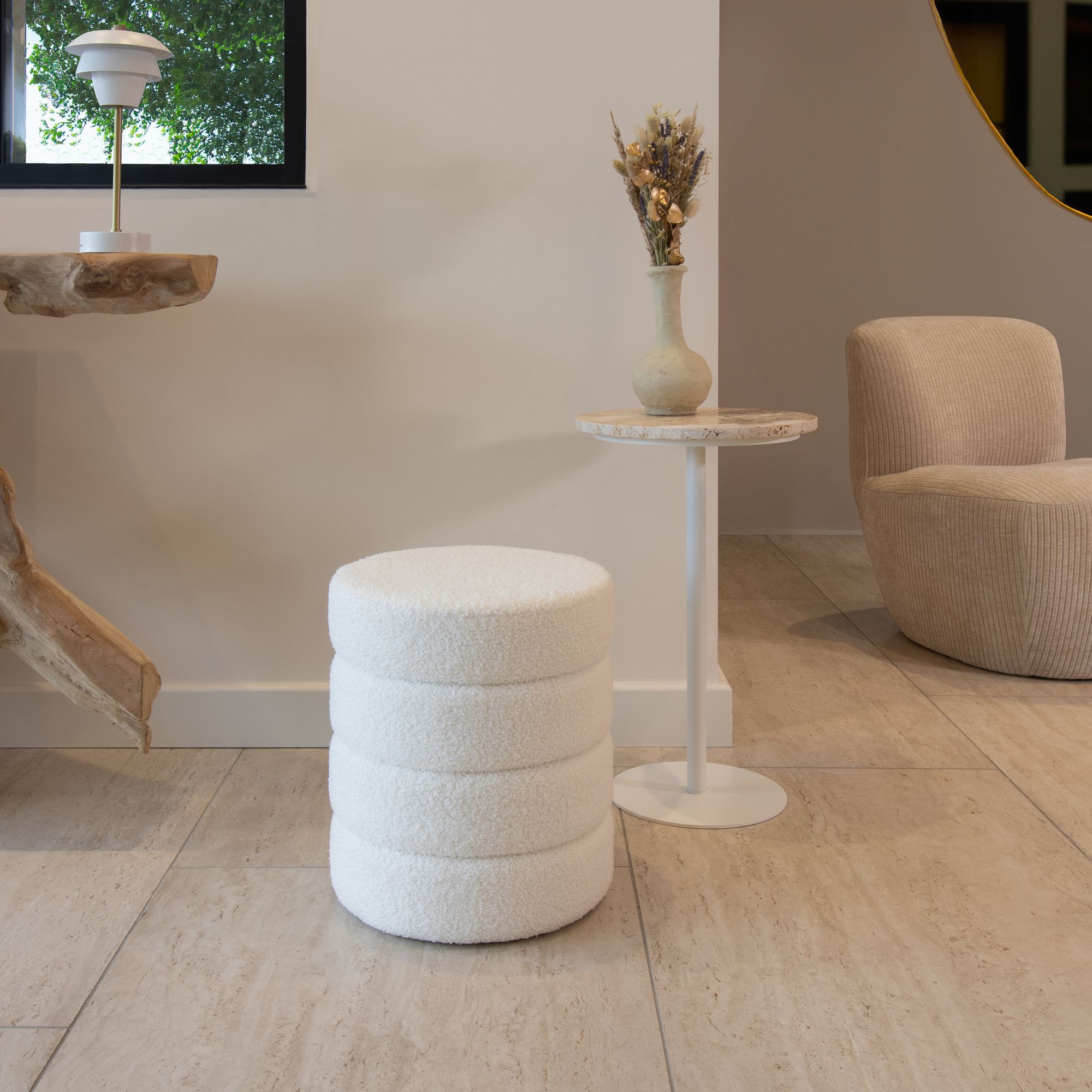 Pouf en tissu teddy blanc et structure en bois MALO