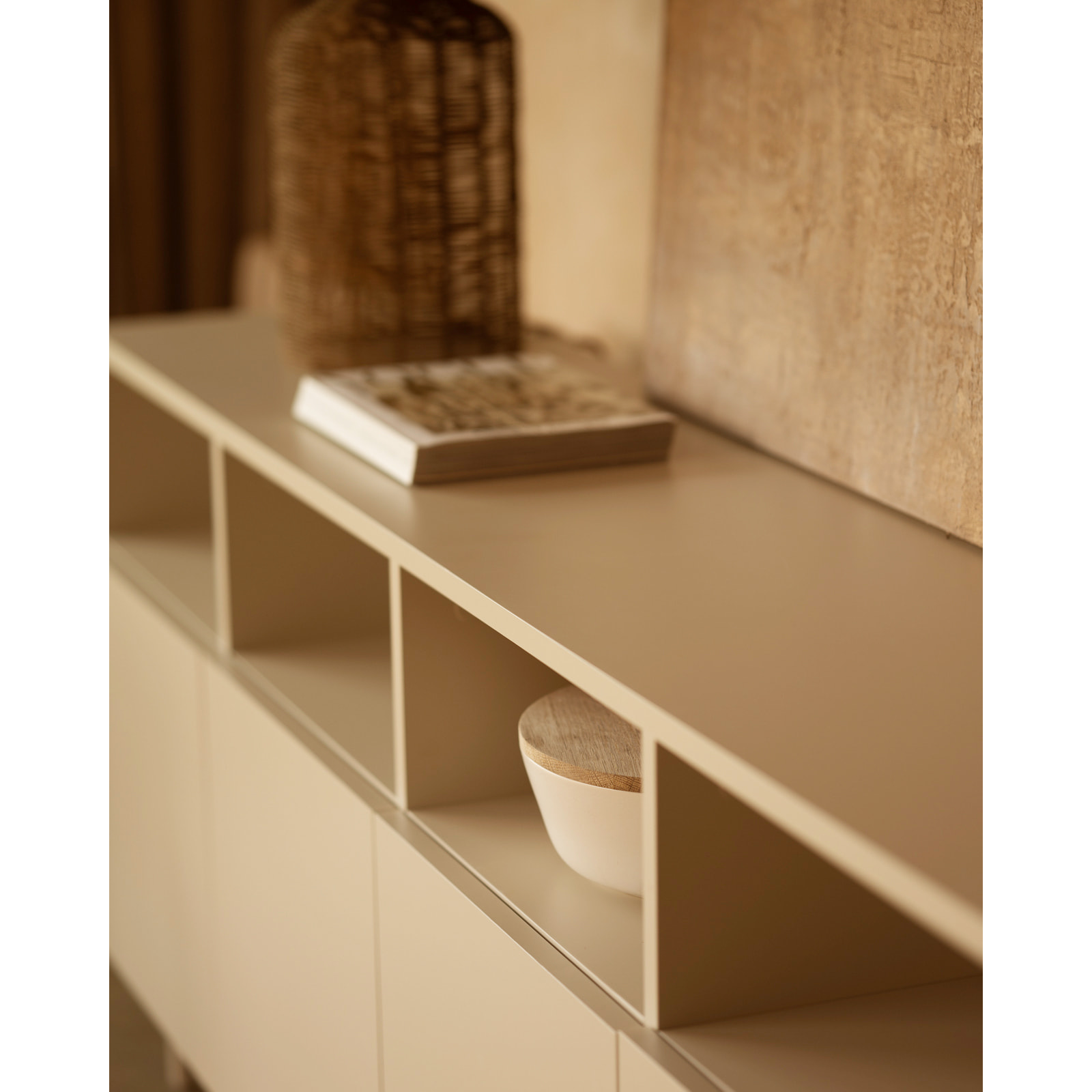 Buffet avec 4 portes laqué en teinte sable de 176x40cm Hauteur: 75 Longueur: 176 Largeur: 40