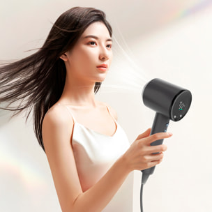 Secador de pelo con 1400W de potencia, modo frío y 3 niveles de aire caliente, todas ellas con 3 velocidades.