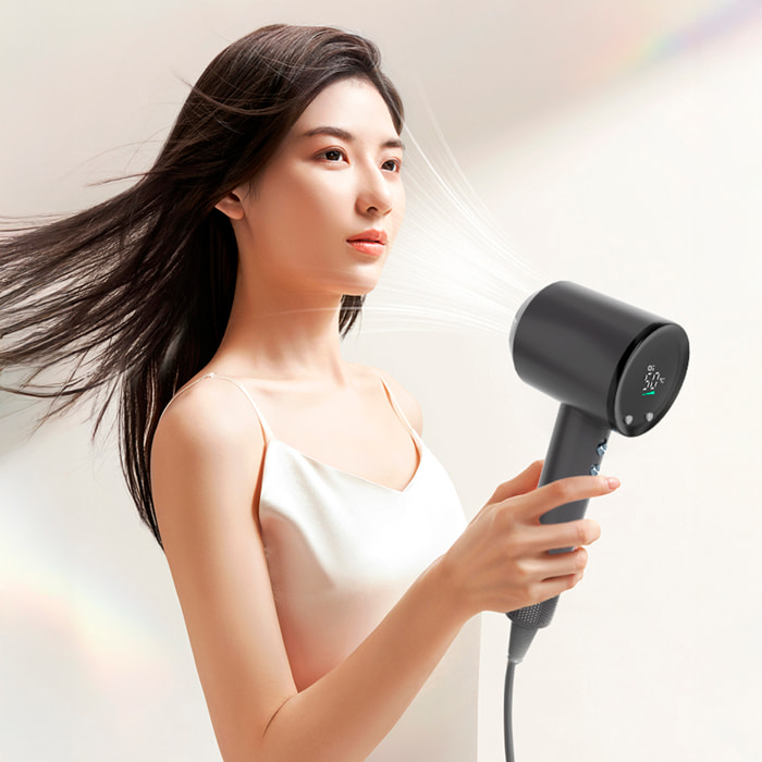 Secador de pelo con 1400W de potencia, modo frío y 3 niveles de aire caliente, todas ellas con 3 velocidades.