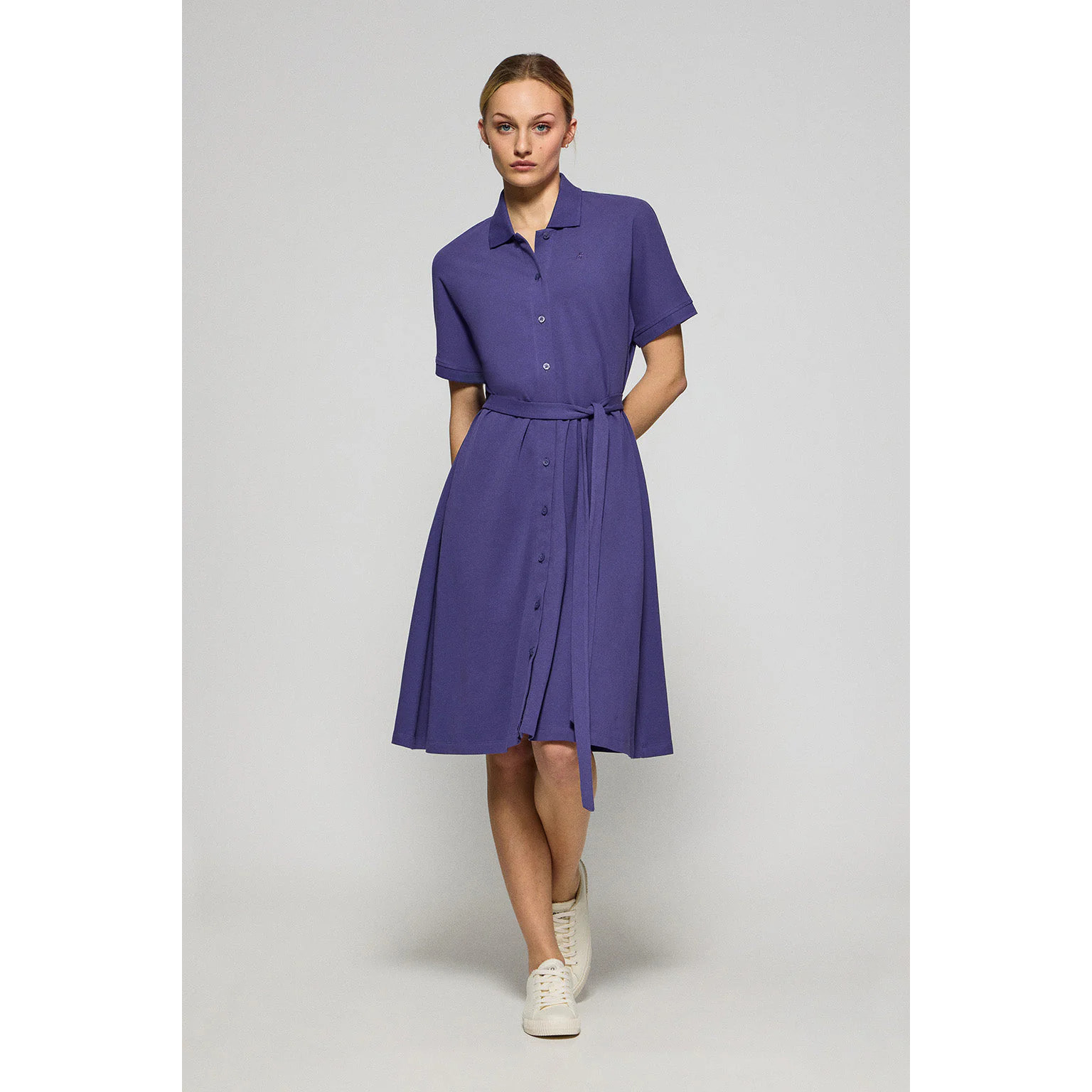 Vestido violeta azulado abotonado con bordado PC