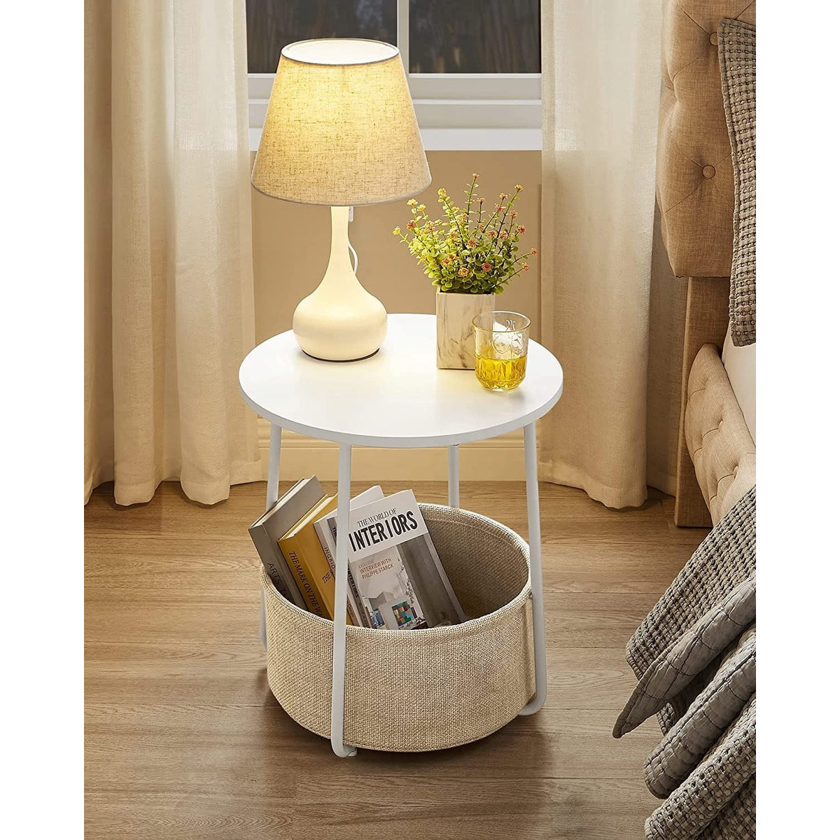 Tavolino da caffè rotondo bianco con cesto portaoggetti beige