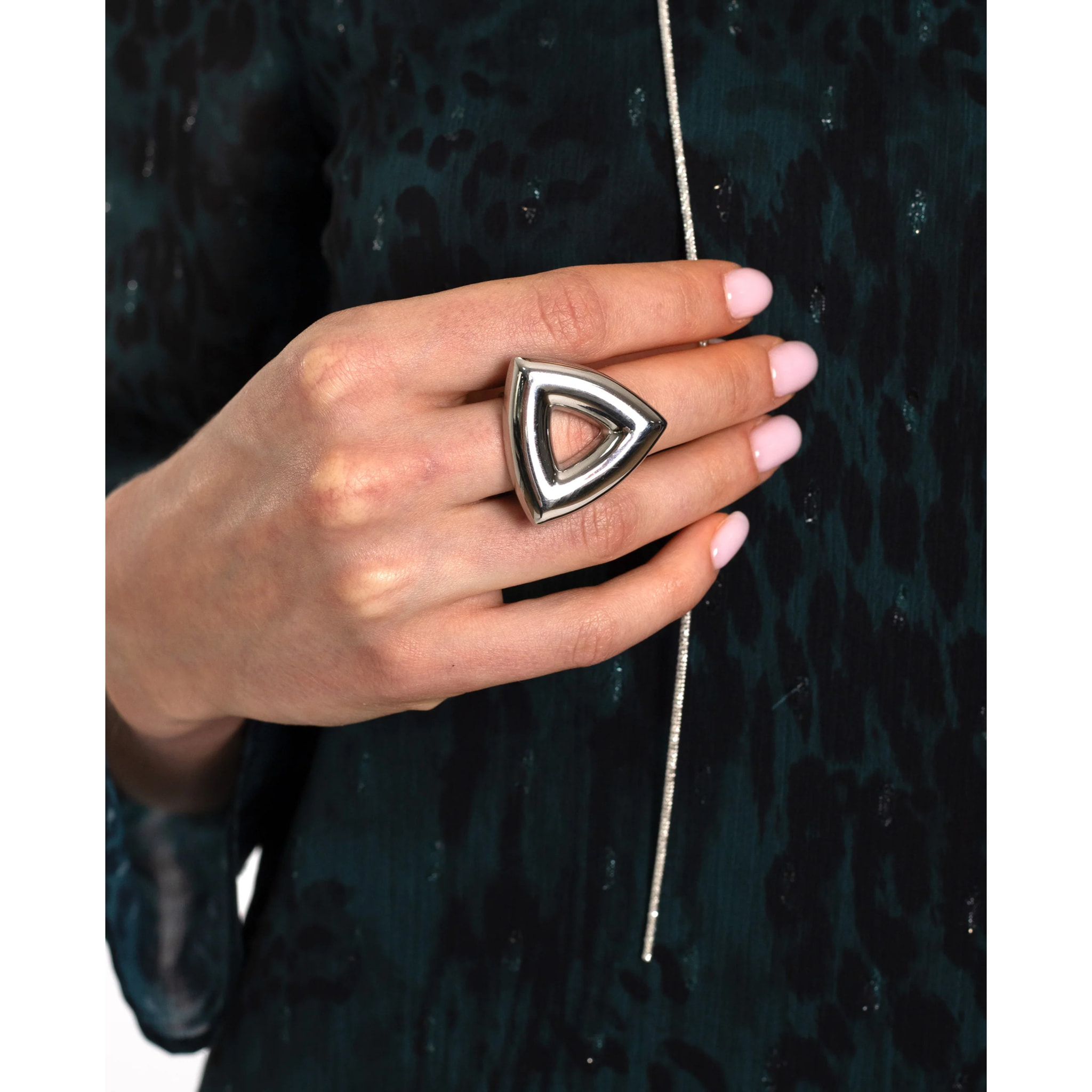 Anillo de mujer con motivo triangular