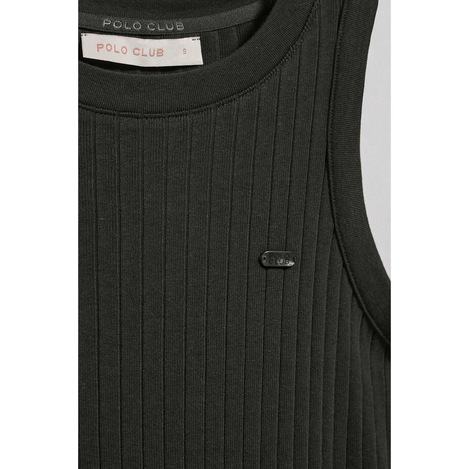 Camiseta top Tamika negra acanalada con detalle de botón nacarado Polo Club