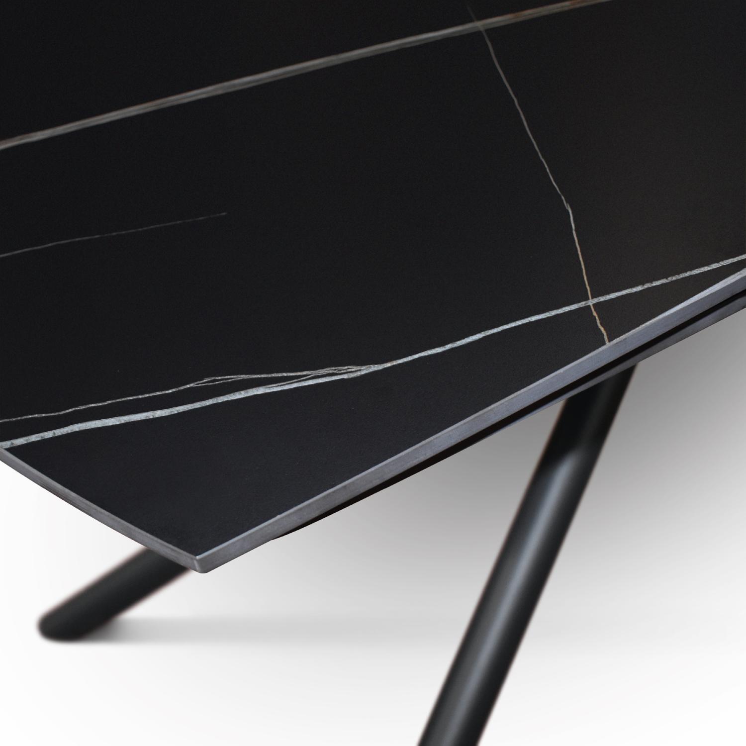 Tavolo BONIFACIO in ceramica nero Sahara e base in metallo verniciato nero, allungabile 160x90 cm - 240x90 cm