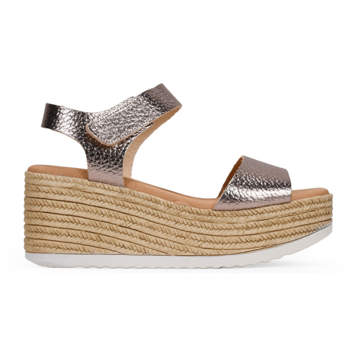 Sandalias metalizadas con cuña de esparto