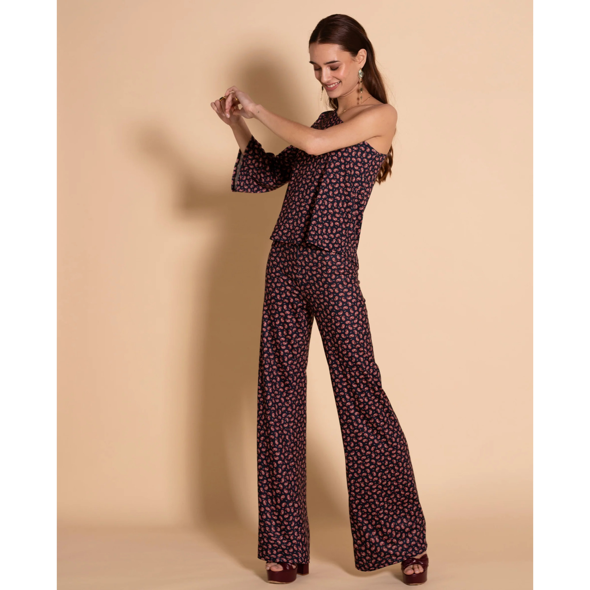 Blusa de mujer asimétrica estampada.