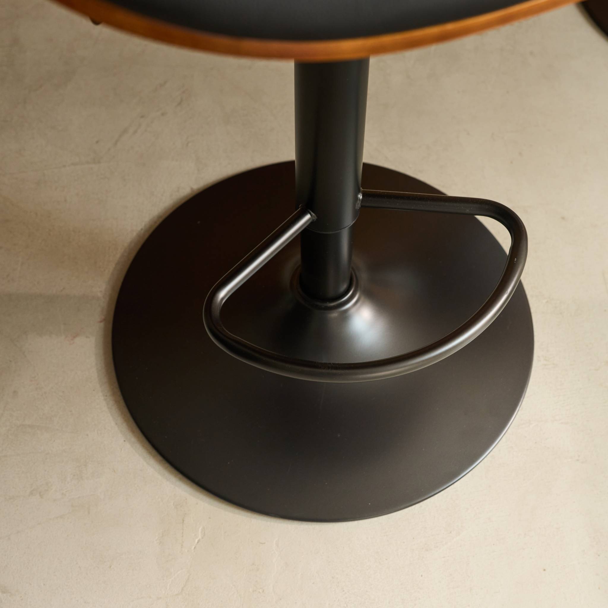 Lot de 2 tabourets de bar réglable décor bois courbé et simili cuir noyer et noir - L 53  P 51 x H 95-116cm - Dwight