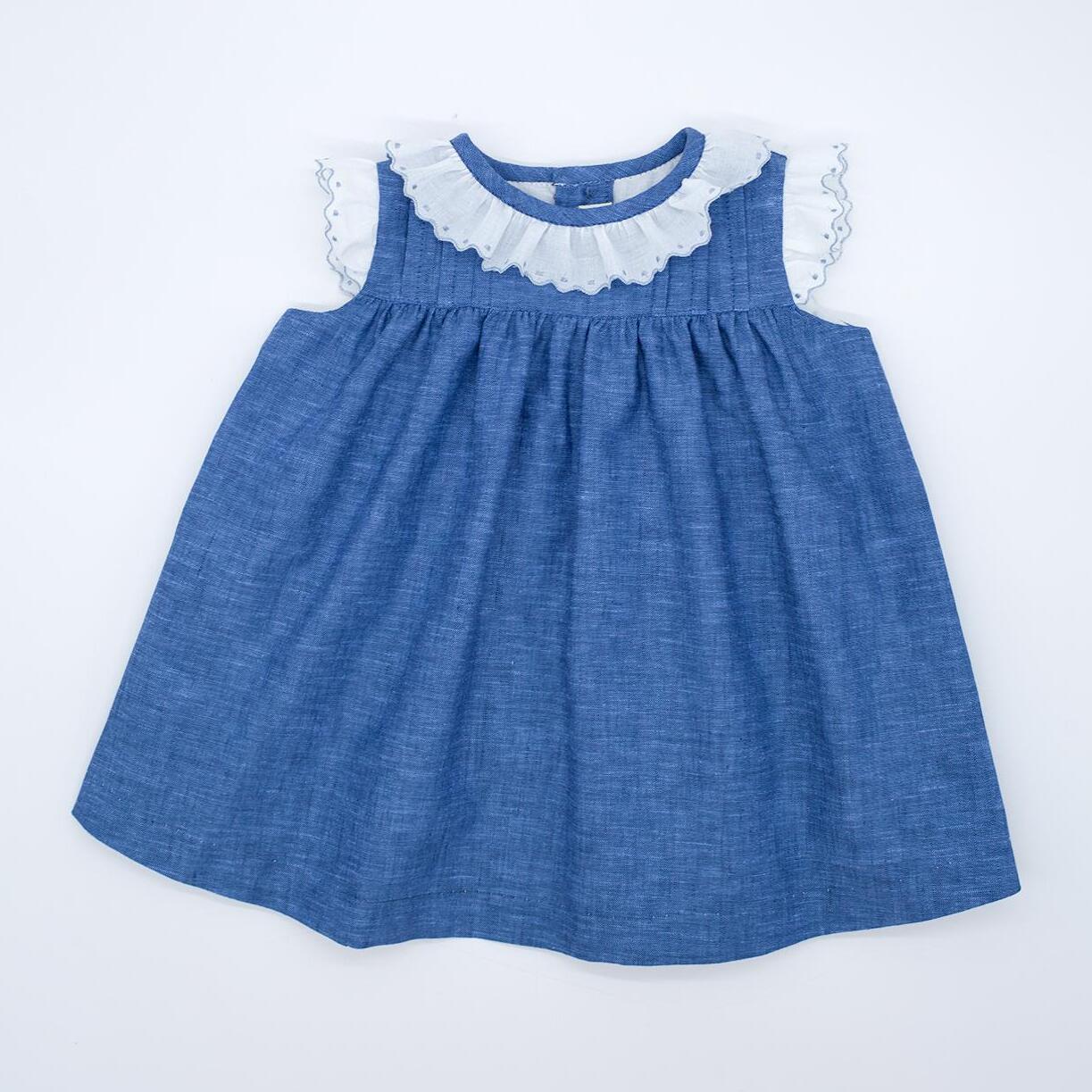 Vestido corto azul, con tira bordada en sisas y cuello, falda fruncida y lorzas en el pecho.