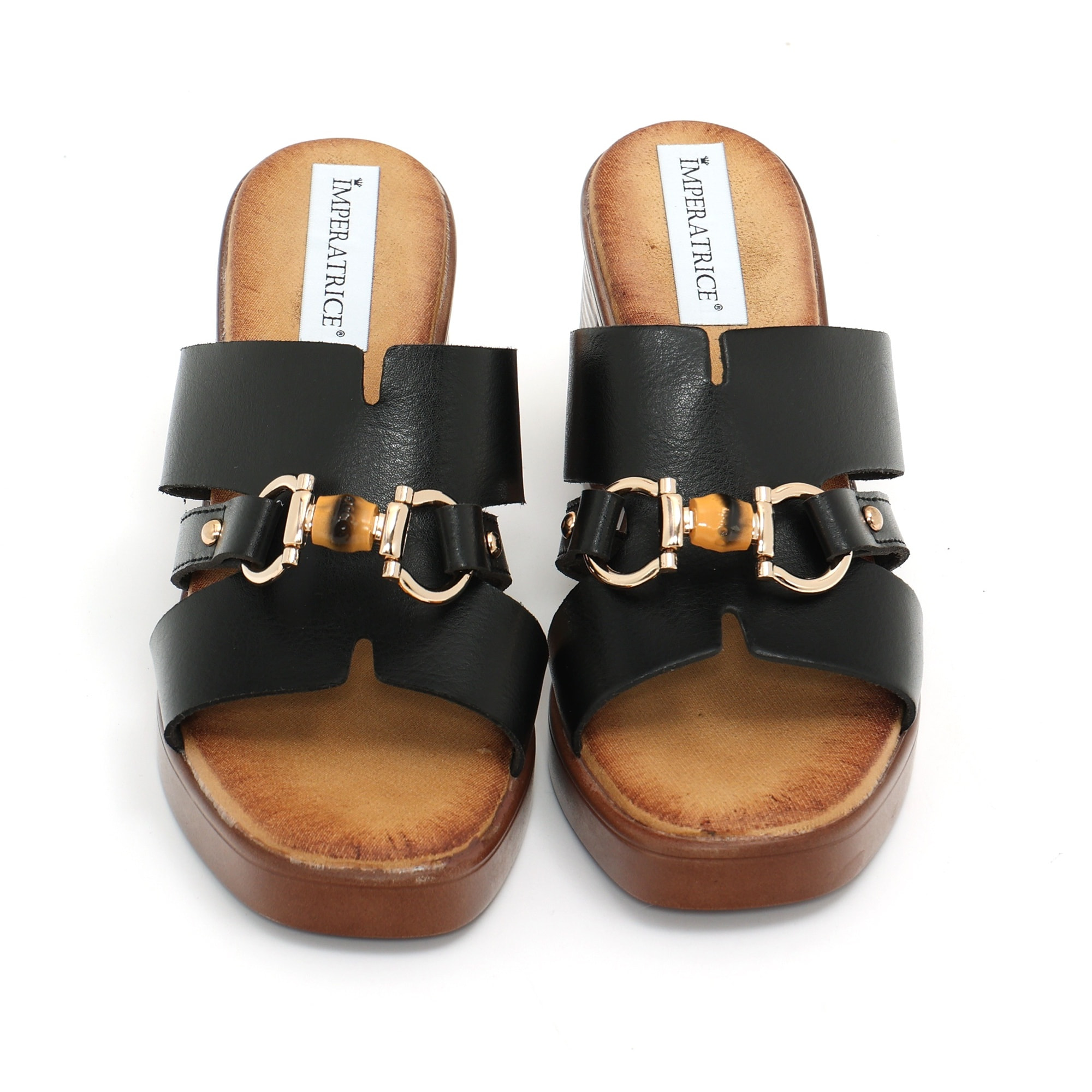 Sandali in simil pelle con tacco comodo quadrato ed applicazione color oro