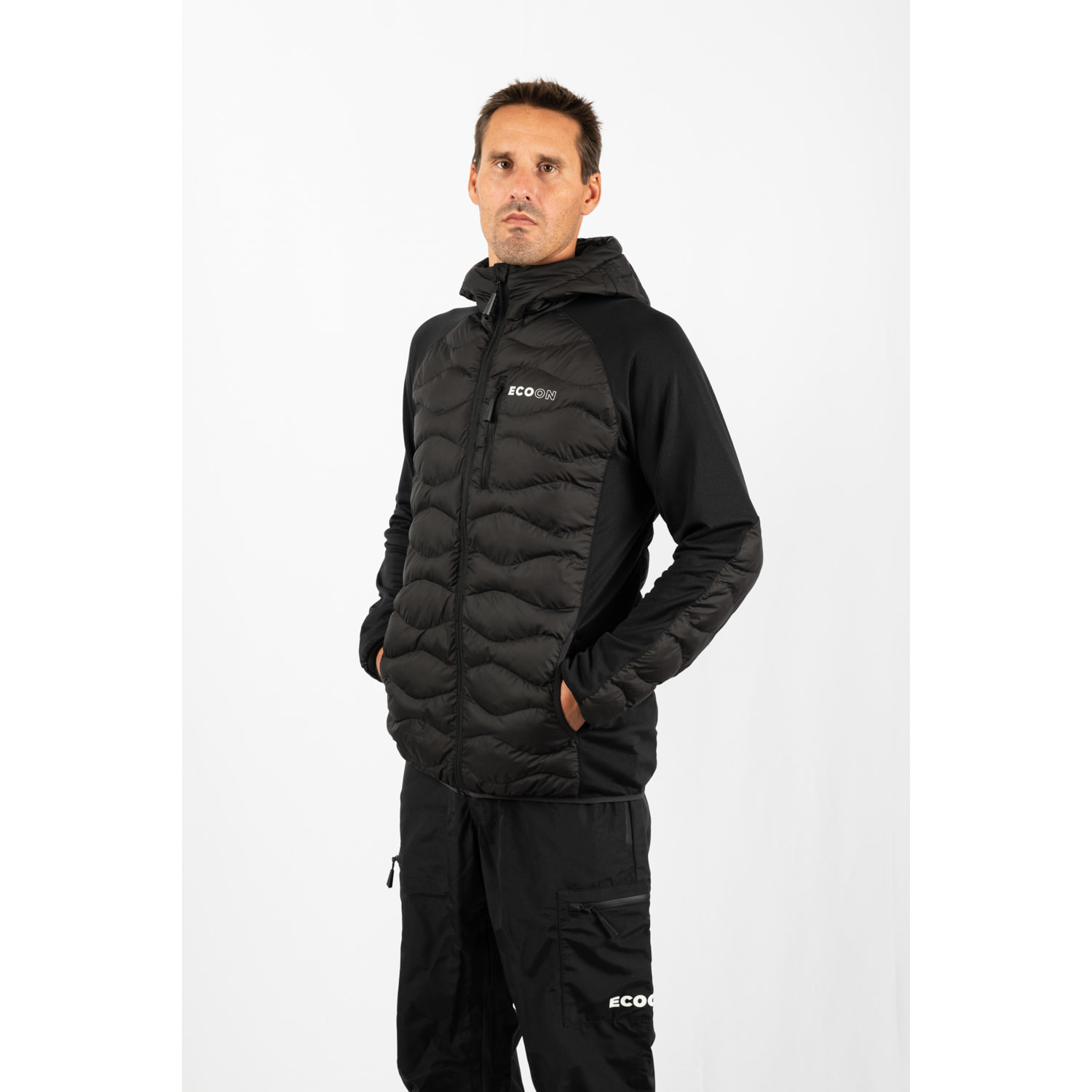 Chaqueta ECOActive Hybrid Insulated Jacket with cap dela marca ECOON - Negro con logo ECOON