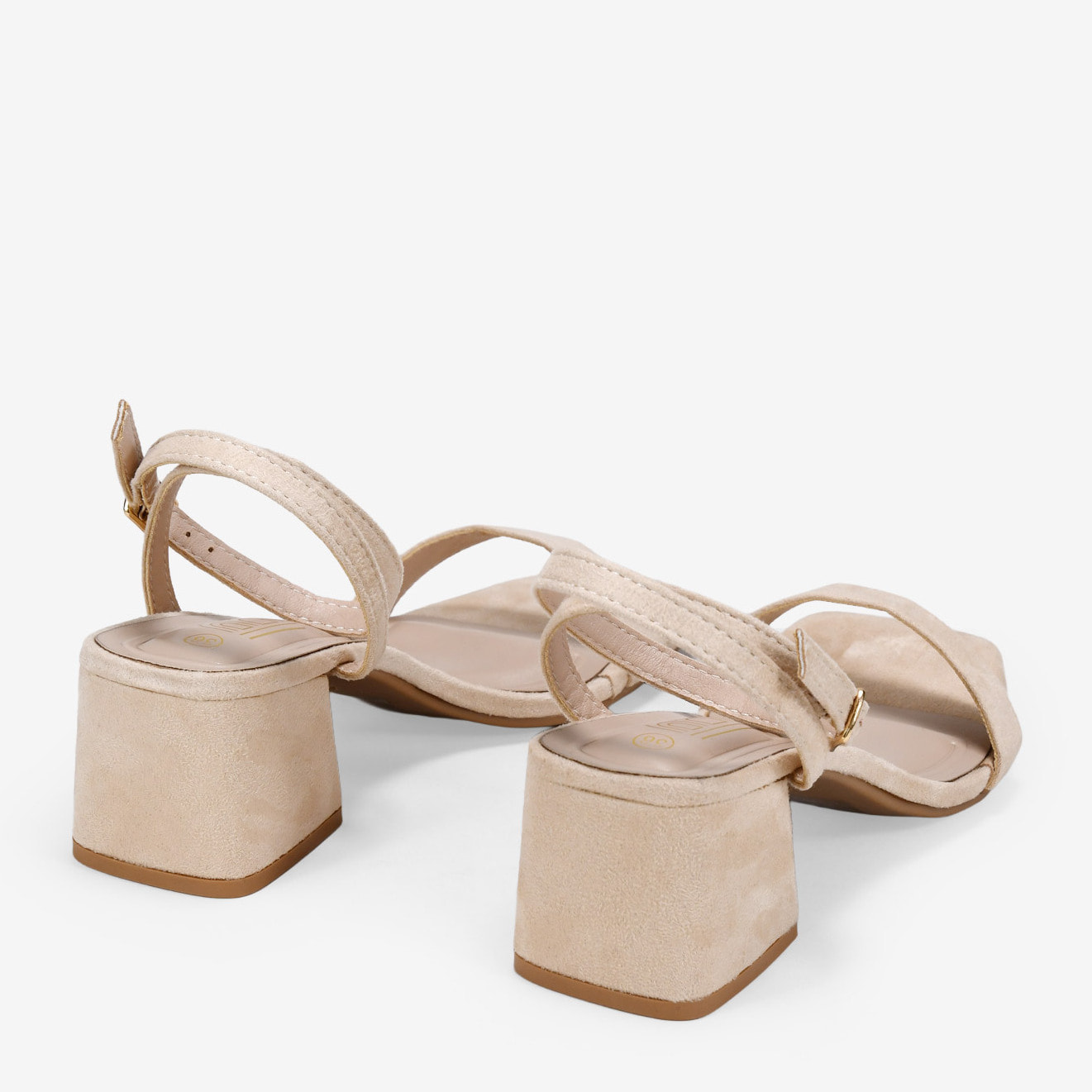 Sandalias de tacón beige con hebilla
