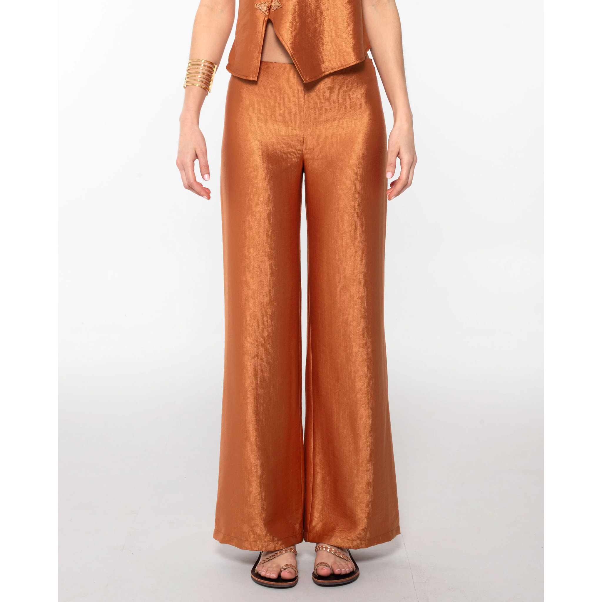 Pantalón recto satinado.