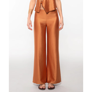 Pantalón recto satinado.