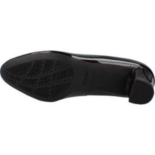 Salones Mujer de la marca GEOX  modelo D04LBA 00066 NEGRO