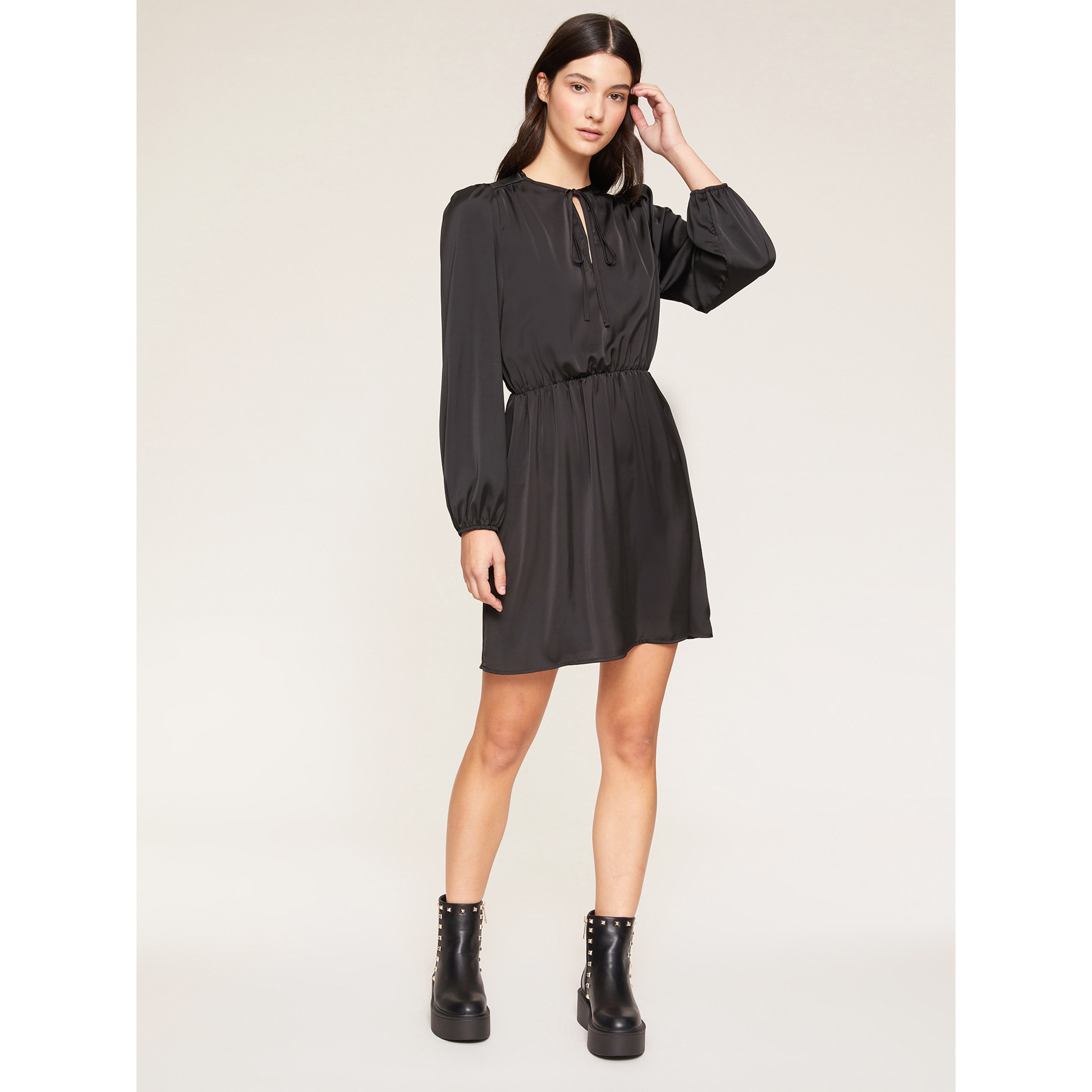 Motivi - Vestido corto de raso con frunces - Negro