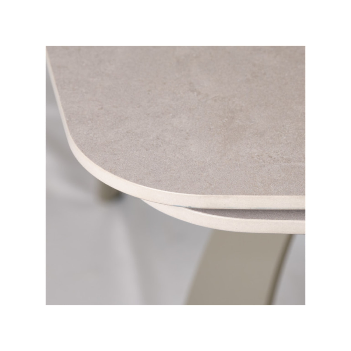 Table de repas extensible en céramique gris clair et taupe 180/260cm - TATIANA