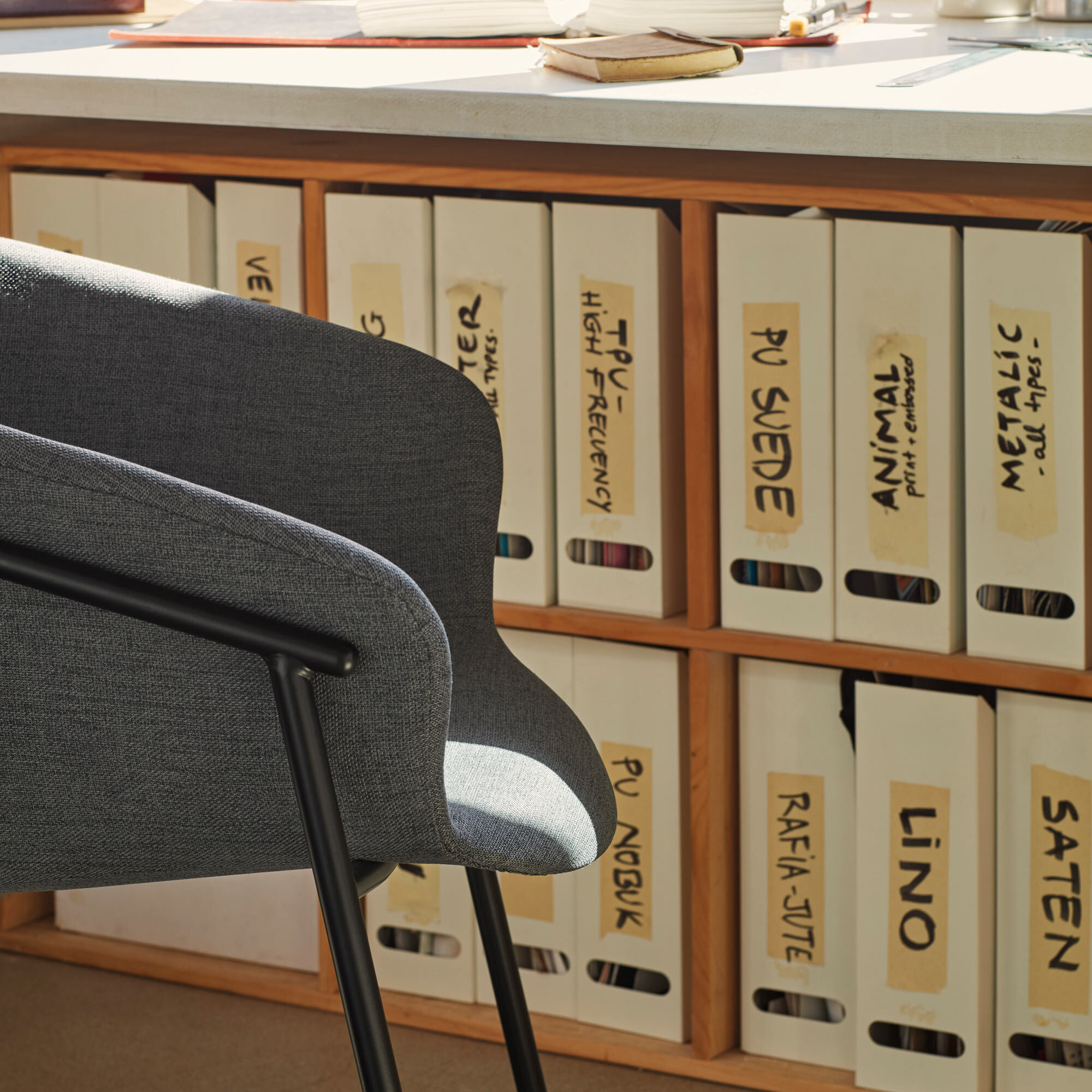 Silla Hug gris oscuro 2P/Caja