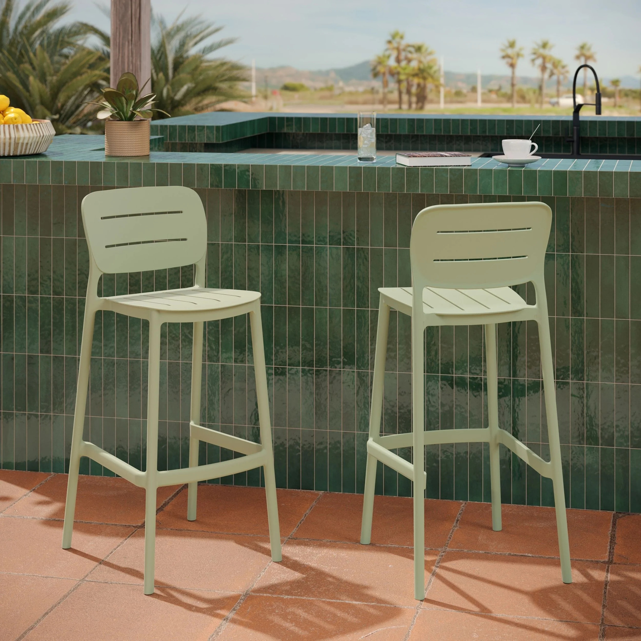 Lot de 2 chaises de bar de jardin 75 cm en plastique vert pastel - Lola