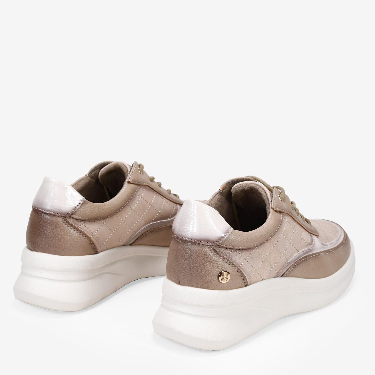 Zapatillas beige de cuña con cordones