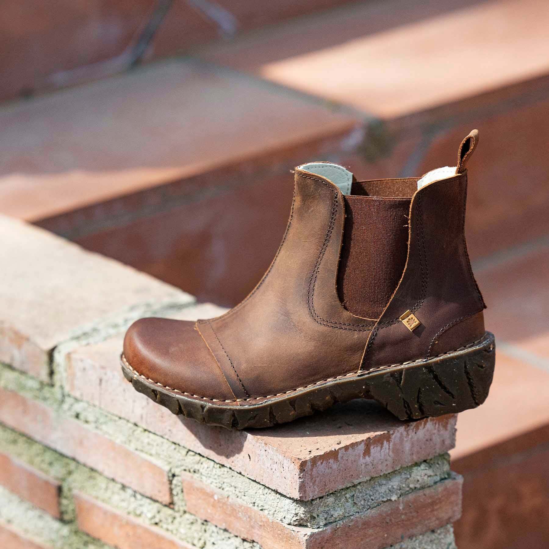 Botines N158 NATURAL GRAIN BROWN/ YGGDRASIL color Brown