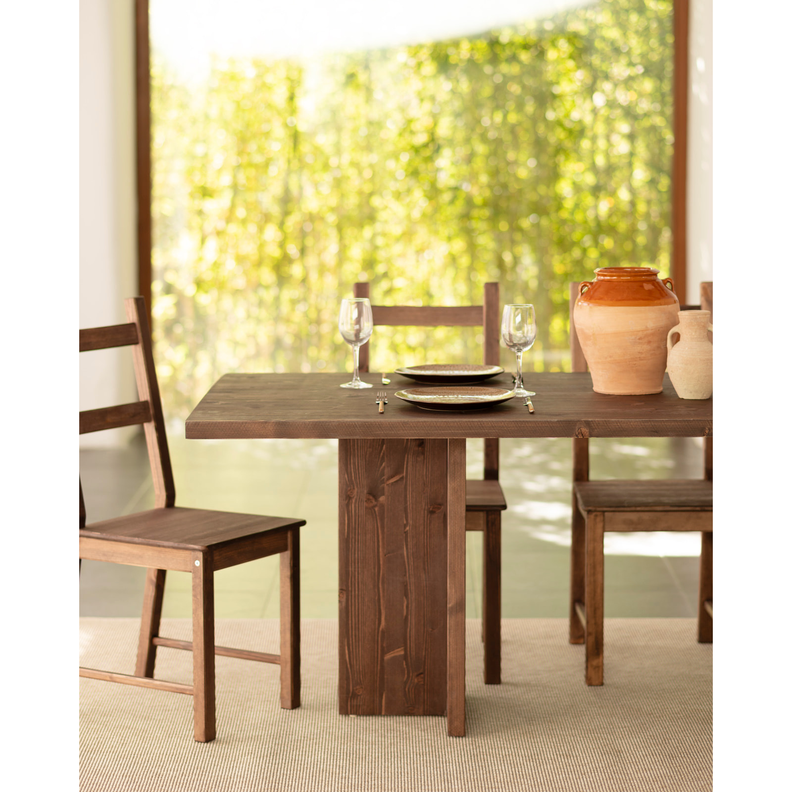 Table à manger en bois massif ton noyer en différentes tailles