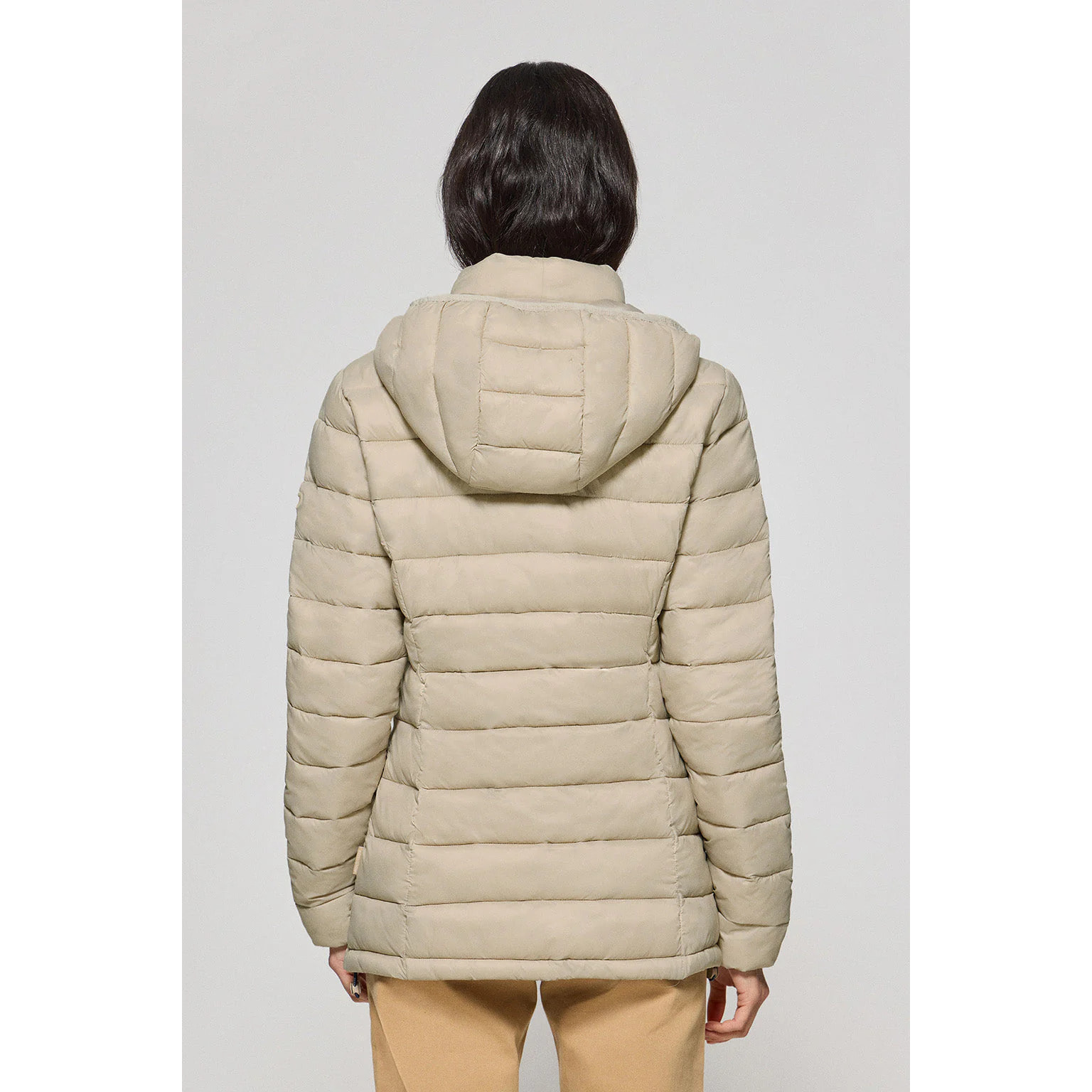 Chaqueta ultralight beige oscuro Cintia de capucha extraíble y bordado PC