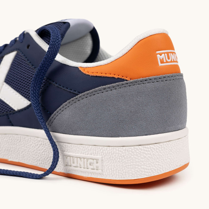 Zapatilla Urbana en Azul Marino con Detalles Naranja MUNICH ARROW 81