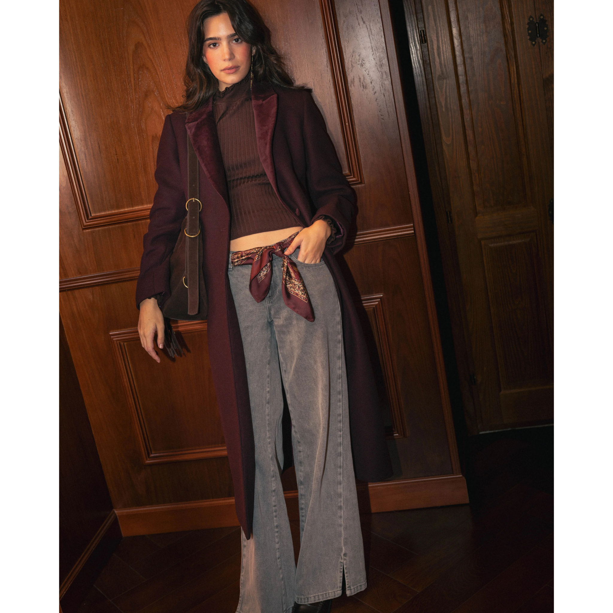 Jeans denim recto con costura delantera de mujer