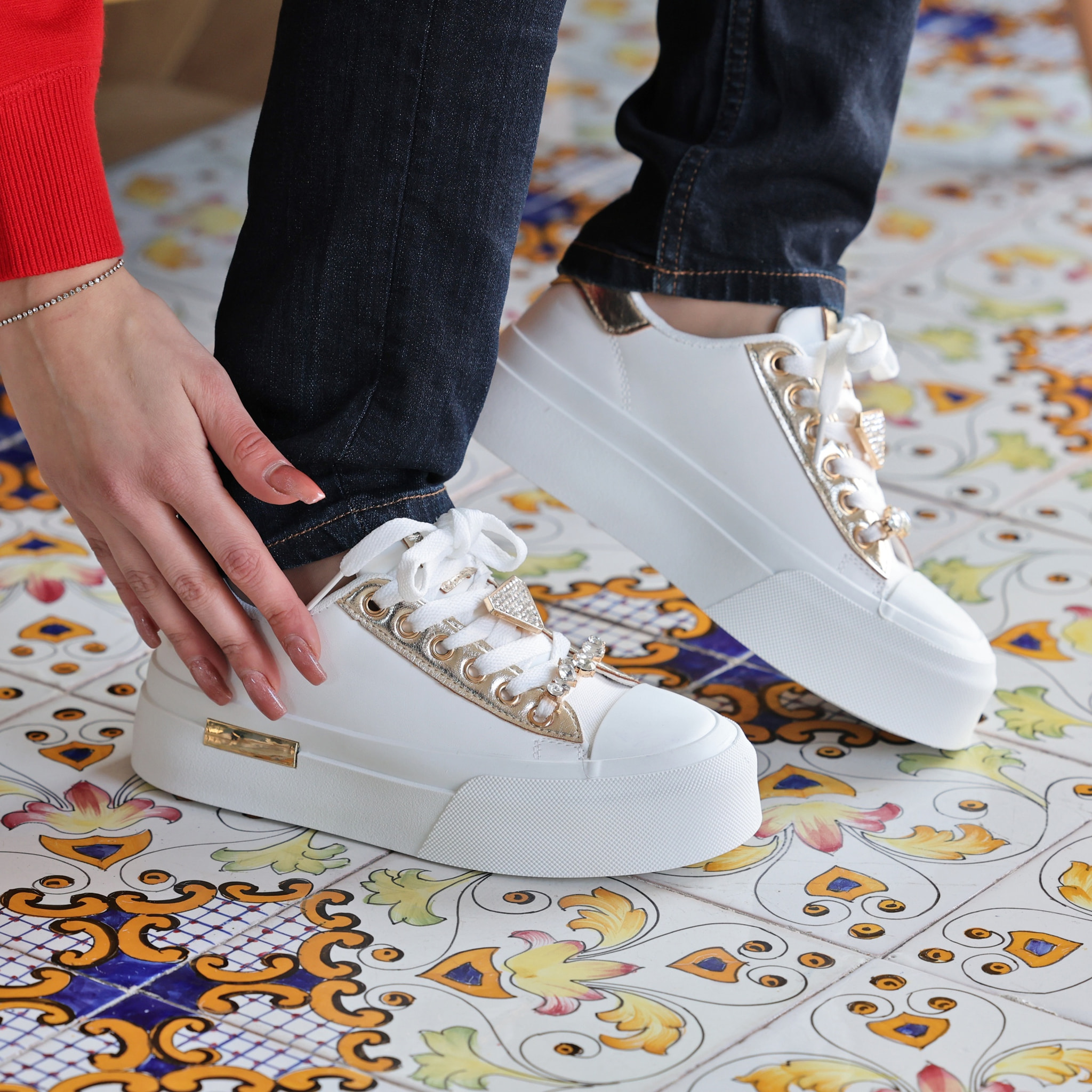 Sneakers in simil pelle con dettagli gioiello