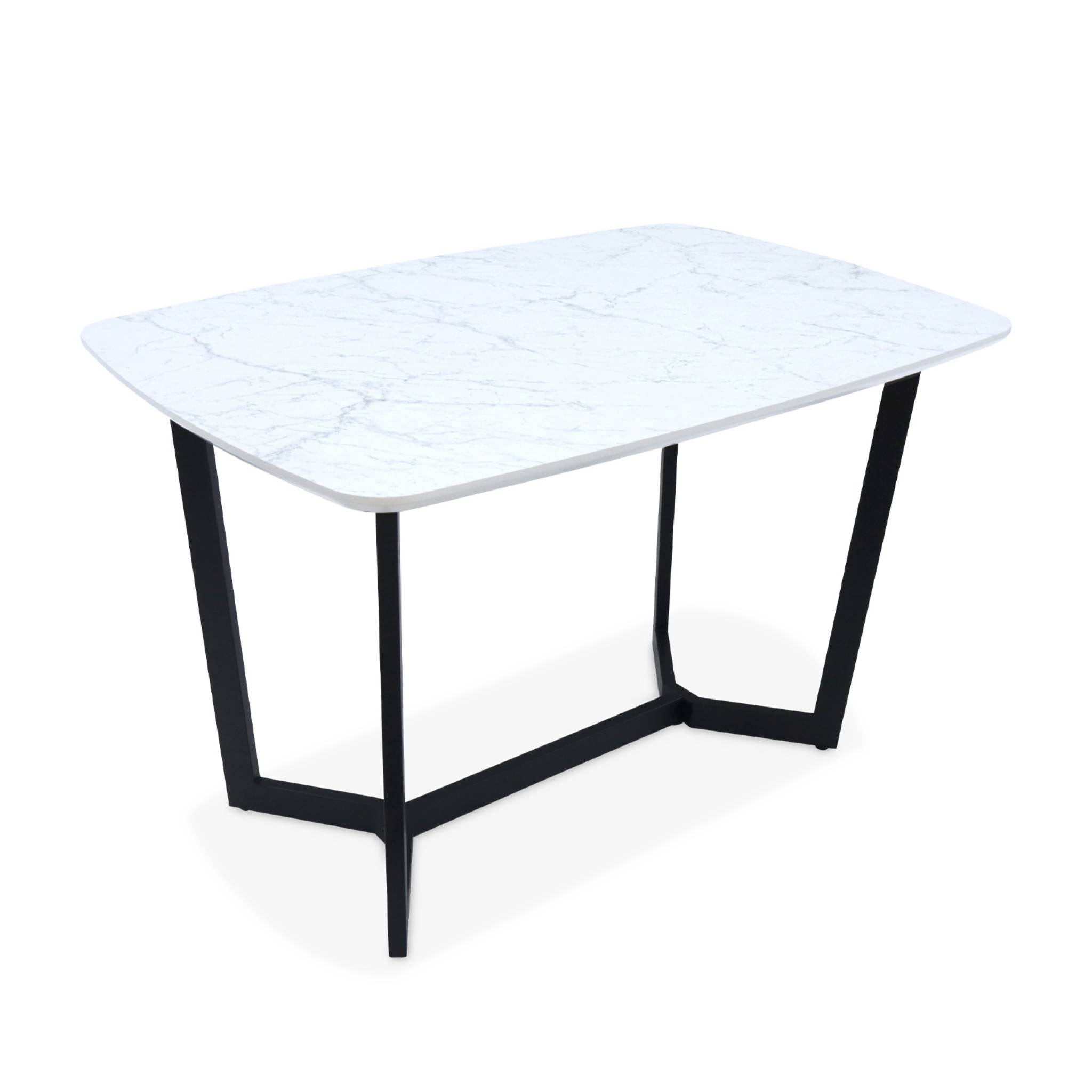 Table à manger 4 à 6 places effet marbre. pieds métal noir. 120cm
