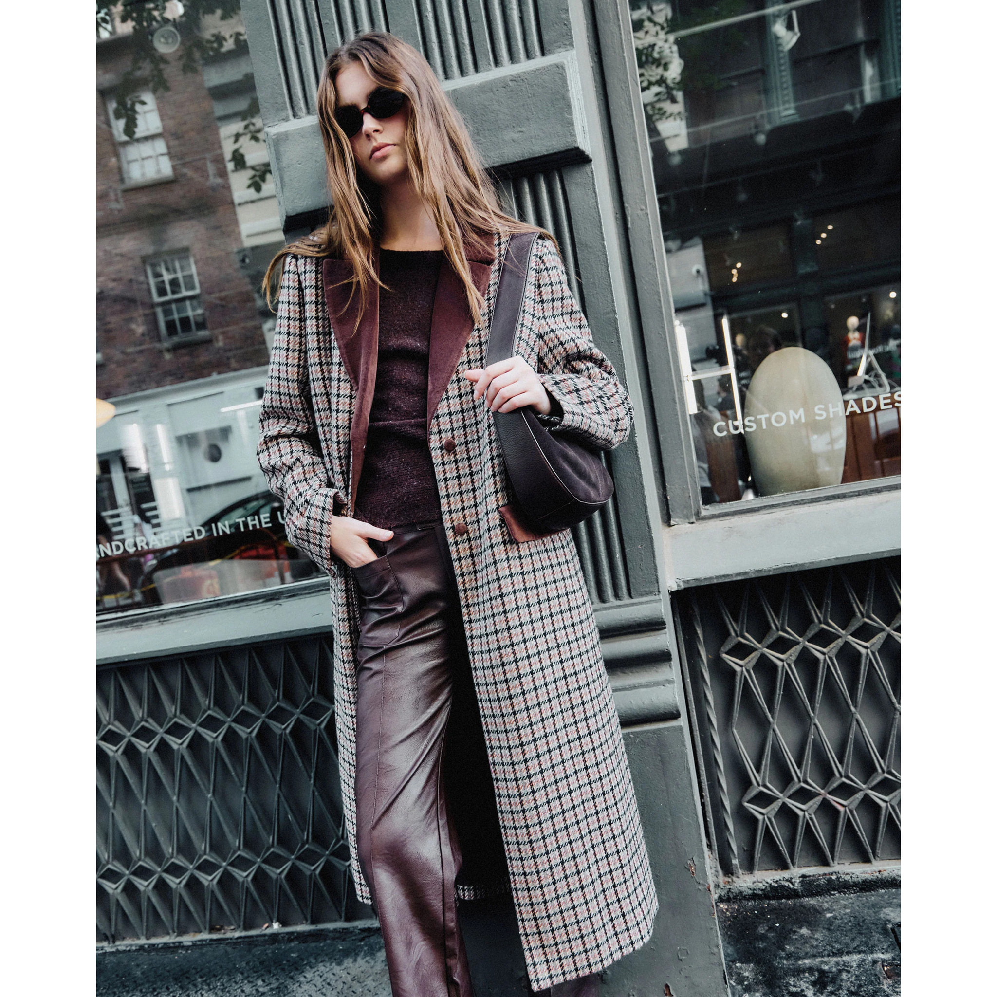 Pantalón de polipiel marrón con bragueta, doble botón y bolsillos.