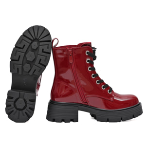 Anfibi in simil pelle verniciata con stringhe