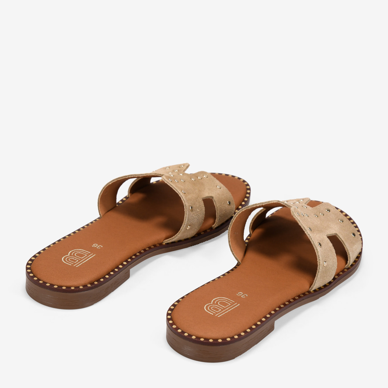 Sandalias planas piel arena con tachas metálicas