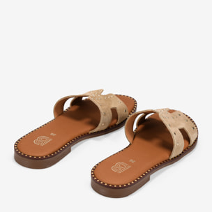 Sandalias planas piel arena con tachas metálicas