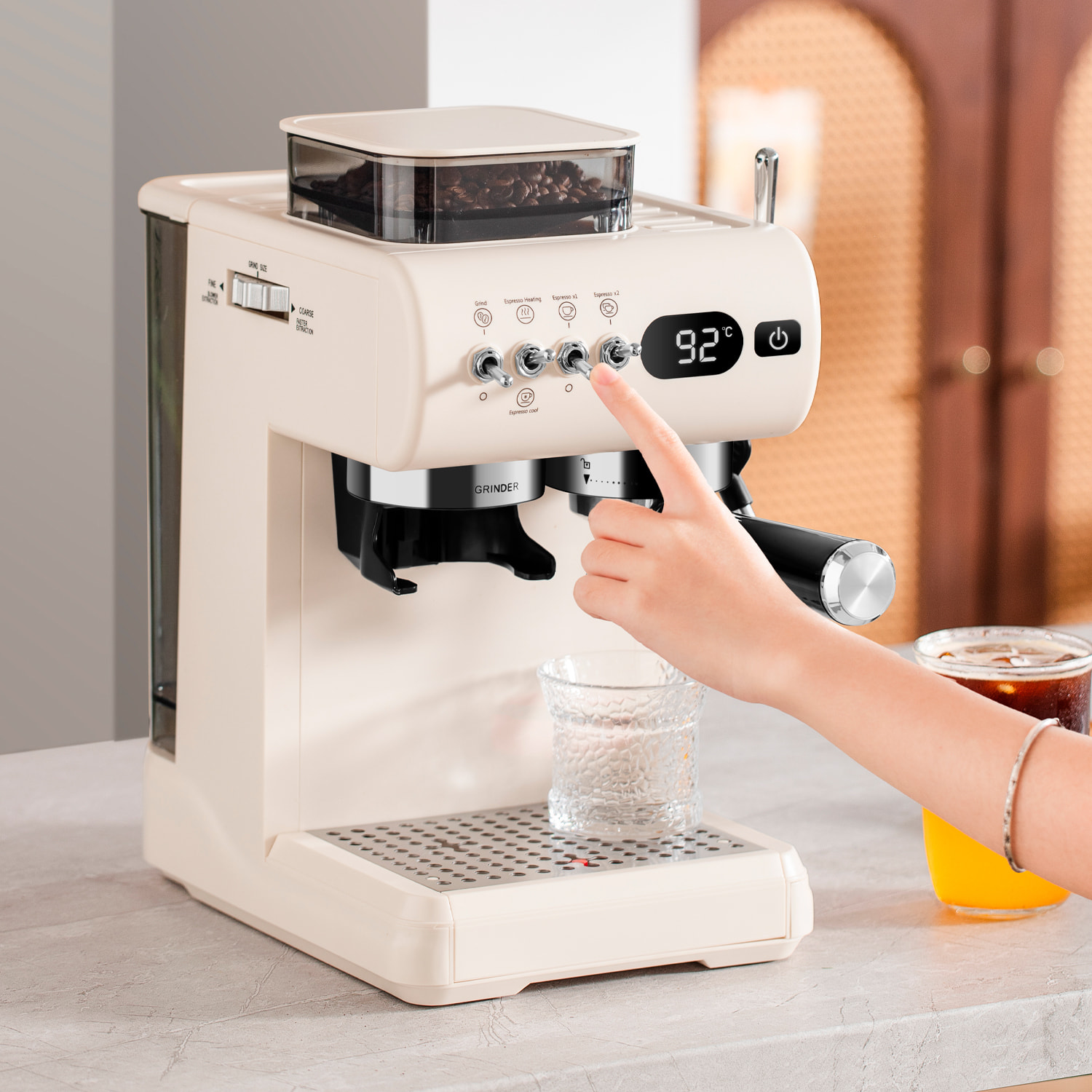 Cafetera de 1350W con 20 niveles de molido, extracción dual para café caliente y frío, vapor potente, tanque 1,8L y 20bar.