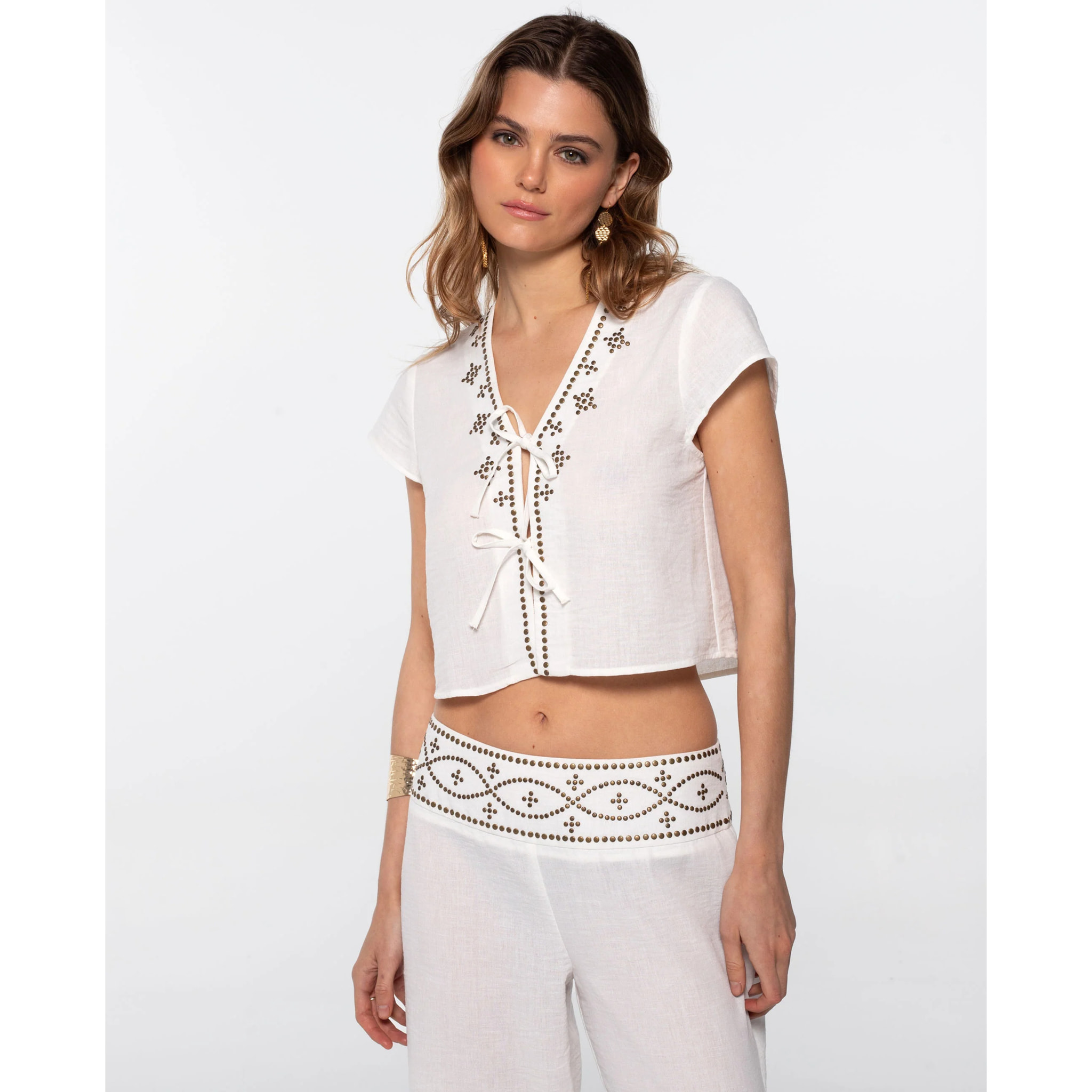 Blusa con escote de pico y detalles de tachuelas