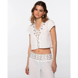 Blusa con escote de pico y detalles de tachuelas