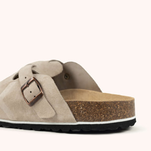MUNICH NATAL 02 Zueco unisex de ante beige con hebilla metálica